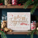 Fun Gingerbrot Bäckerei Co Personalisiert Familien Holzkisten Schild<br><div class="desc">Die perfekte Feriendekoration für Zuhause-Backen mit der Familie. Feiern Sie die festliche Backsaison mit unserem personalisierten Fingerbread-Backcosign. Das Design beinhaltet unsere handgeschriebenen Lebkuchenhäuser und Schneemannkochen,  sowie andere süße Leckereien. Ein lustiges,  täglich frisch gebackenes Cane-Rahmen-Design mit Familienname und festem Jahr. Alle Illustrationen sind handbemalte Kunstwerke von Moodthology Papery.</div>