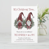 Fun Gnomes mit Red Green Kranz Weihnachts-Party Einladung (Stehend Vorderseite)