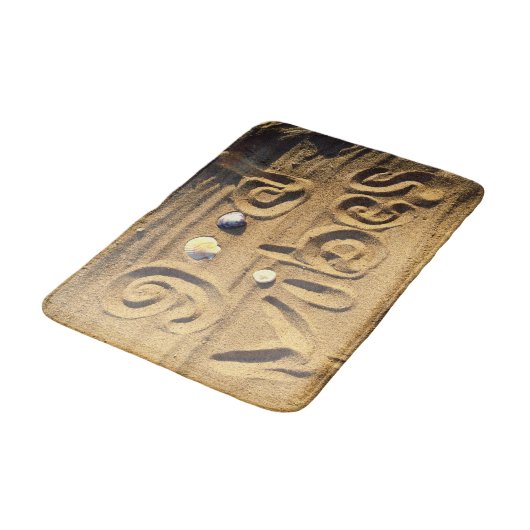 Fun Good Vibes Zitat Gezeichnet in Beach Sand Foto Badematte (Schrägansicht)