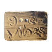 Fun Good Vibes Zitat Gezeichnet in Beach Sand Foto Badematte (Vorderseite)