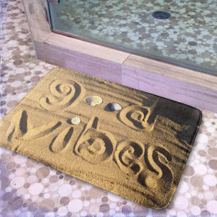 Fun Good Vibes Zitat Gezeichnet in Beach Sand Foto Badematte