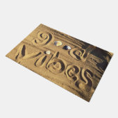 Fun Good Vibes Zitat Gezeichnet in Beach Sand Foto Fußmatte (Schrägansicht)