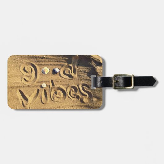 Fun Good Vibes Zitat Gezeichnet in Beach Sand Foto Gepäckanhänger (Vorderseite horizontal)