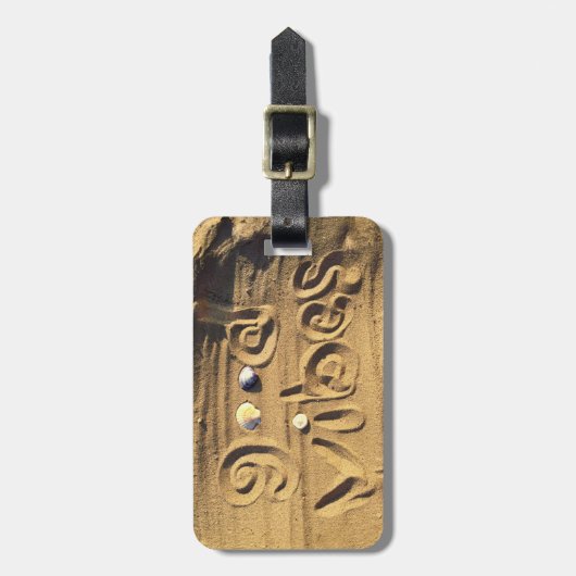 Fun Good Vibes Zitat Gezeichnet in Beach Sand Foto Gepäckanhänger (Vorderseite vertikal)