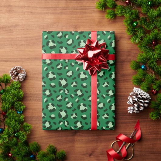 Fun Green Christmas Leopard Print Geschenkpapier (Feiertagsgeschenk)
