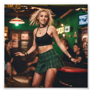 Fun Happy Tartan Rock Girl Tanzen in Bar Fotodruck
