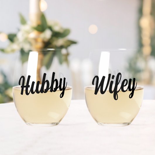Fun Hubby + Wifey Script Wedding Newlyweds Weinglas Ohne Stiel (Insitu (Hochzeit))