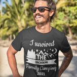 Fun I survived the family camping T-Shirt<br><div class="desc">Erstellen Sie einen individuellen T - Shirt für Ihre nächste Wiedersehen. Dieser lustige familiäre Camping-T - Shirt enthält die Formulierung "Ich habe das Camping der Familie überlebt" in weißer Schrift mit einer Silhouette von Bergen und Kiefern mit Mond und Sternen; leicht anpassbar, indem Sie Ihren Familiennamen und Text Ihrer Wahl...</div>