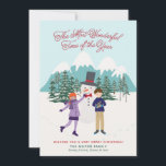 Fun Illustriert Snowman & Kids Foto Feiertagskarte<br><div class="desc">Schicken Sie Ihre Urlaubswünsche mit diesen lustigen Weihnachtskarten des Fotos! Dieses niedliche Design zeigt, wie Kinder in einer wunderschönen Winterlandschaft mit Bäumen, Bergen und Schneeflocken einen Schneemann Gebäude, sowie die Worte "Die schönste Zeit des Jahres". Auf der Rückseite befindet sich ein Schneeflockenmuster mit einem Platzhalter für Ihr Foto. Sie können...</div>