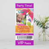 Fun Kids VIP Pass Event Ticket Foto Party lila Einladung (Stehend Vorderseite)