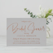 Fun Lässiges Script Gray Brautparty Rose Gold Folieneinladung (Stehend vorne)