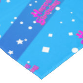 Fun Lila Happy Birthday Grafik auf Blue Tischdecke (Schrägansicht)