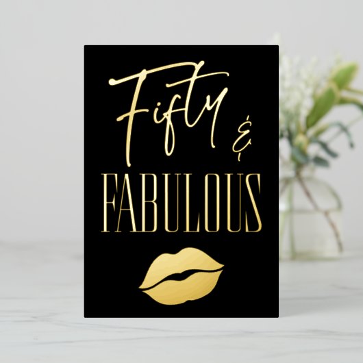 Fun Modern Black Fifty Fabulous Lips Birthday Folieneinladung (Stehend vorne)