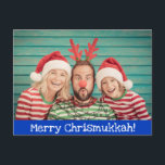 Fun Modern Merry Christmukkah Foto Blau und Weiß Feiertagspostkarte<br><div class="desc">Feiern Sie die Urlaubssaison mit dieser lustigen und fröhlichen Postkarte mit Ihrem Lieblings-Foto (oder machen Sie sich ein lustiges, dieses Jahr nur für Christmukahh) auf blauem Hintergrund mit weißem Text. Der gesamte Text auf dieser Karte kann personalisiert sein, inklusive der Merry Chrismukkah auf der Vorderseite und der Happy Holidays auf...</div>