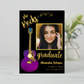 Fun Moderne Graduate Foto Script Black and Gold Folieneinladung (Stehend vorne)