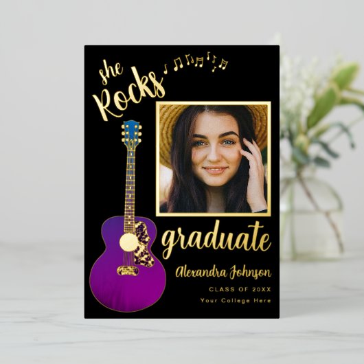 Fun Moderne Graduate Foto Script Black and Gold Folieneinladung (Stehend vorne)