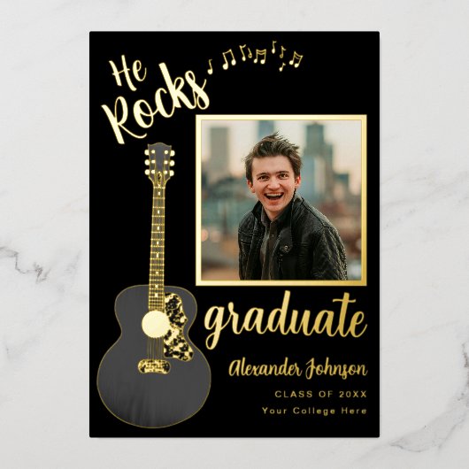 Fun Moderne Graduate Foto Script Black and Gold Folieneinladung (Vorderseite)