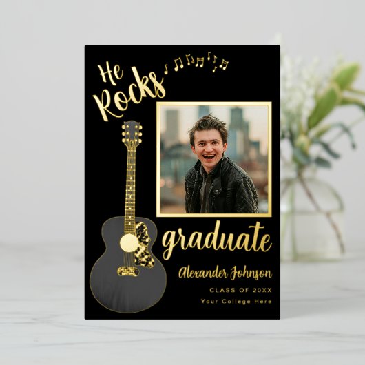 Fun Moderne Graduate Foto Script Black and Gold Folieneinladung (Stehend vorne)