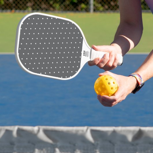 Fun Moderne weiße Polka Punkte auf mittelgrau Pickleball Schläger (InSitu)