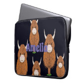 Fun Monogram Highland Cow Laptopschutzhülle (Vorderseite Links)