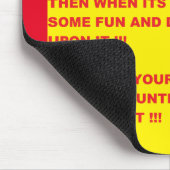 Fun Mousepad-Meldung auf gelbem rotem Hintergrund Mousepad (Ecke)