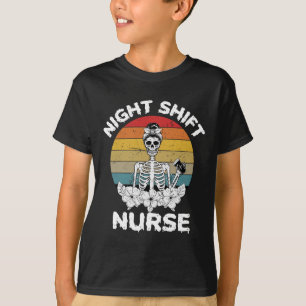 Fun Night Shift Nurse Skelett Halloween RN Nursen T-Shirt