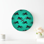 Fun Octopus-Silhouetten auf Grün Große Wanduhr (Zuhause)