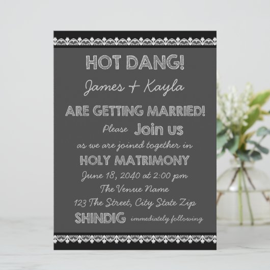 Fun Old School Rustic Chalkboard Country Wedding Einladung (Stehend Vorderseite)