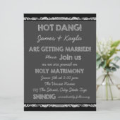 Fun Old School Rustic Chalkboard Country Wedding Einladung (Stehend Vorderseite)