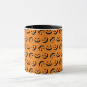 Fun-orange-schwarze Kürbislaterne Muster Halloween Tasse (Zentrum)