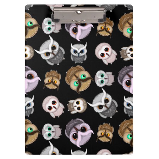Fun Owl Muster auf schwarzem Hintergrund Klemmbrett (Vorderseite)