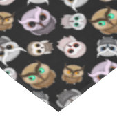 Fun Owl Muster auf schwarzem Hintergrund Tischdecke (Schrägansicht)