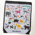 Fun Personalisiert Name Tier Menagerie Sportbeutel<br><div class="desc">Mit allen Arten von Dschungel,  Safari,  Zootieren,  Haustieren,  Vögeln und wild lebenden Tieren. Ein Monster und ein Dinosaurier hätten vielleicht auch dort hineingeschnappt. Originelle Kunst von Nic Squirrell. Ändern Sie den Namen,  um ihn zu personalisieren.</div>