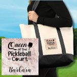 Fun Pickleball Gal Queen of the Court Tragetasche<br><div class="desc">Ja, es gibt eine Königin des Pickleball Hofes in Ihrem Leben, die diese spezielle Totentasche als Geschenk wirklich genießen würde. Ja — Königin des Pickleball Court mit viel Glanz und etwas Glitzer mit einer Rose goldener Hintergrund und personalisiert mit ihrem Namen. Alle Design-Fragen, senden Sie einfach eine E-Mail an charmdesignstudio@rcn.com...</div>