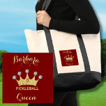 Fun Pickleball Queen Glam Monogram Name Gold Tragetasche<br><div class="desc">Pickleball Gal - Fun Glitz Glam Gold Diamonds auf ihrer Krone - sie wird eine Siegerin mit dieser speziellen Totentasche - macht sie wirklich zur Königin des Hofes - Glamoros mit der Goldkrone und nur ein bisschen "über der Spitze", aber bereit, ihr Spiel zu spielen. Das ist ein großartiges Geschenk...</div>
