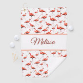 Fun pink and white custom monogram ladies flamingo golfhandtuch (Insitu)