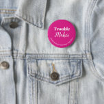 Fun Pink Junggeselinnen-Abschied Button<br><div class="desc">Holen Sie sich das Party mit dem Fun Pink Trouble Maker Junggeselinnen-Abschied Button! Dieses unterhaltsame Accessoire eignet sich perfekt für Brautmädchen und Gäste, um ihre Unterstützung für die zukünftige Braut zu zeigen. Mit den lebhaften Farben Rosa und Weiß können Sie sie sogar mit Ihrer eigenen Textnachricht anpassen, indem Sie den...</div>
