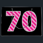 Fun Pink Striped "70"; Happy 70th Birthday; Name Große Geschenktüte<br><div class="desc">Eine Seite dieses einfachen und lustigen Geburtstags-Thema Giftbag-Design hat eine große Zahl "70" mit einem dunkelrosa und hellrosa Streifen Muster. Auf der anderen Seite finden Sie die Geburtstagsgrüßbotschaft "Happy 70 th Birthday" und einen individuelle Name, beide in gelbem Text. Der Hintergrund ist schwarz gefärbt. Geschenktüten wie diese können verwendet werden,...</div>