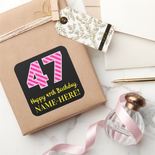 Fun Pink Stripes “47”: Happy 47th Birthday + Name Quadratischer Aufkleber (Schenken)