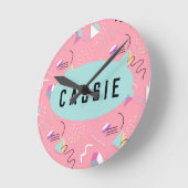 Fun Pink Throwback Graphics der 1990er Jahre Runde Wanduhr (Winkel)