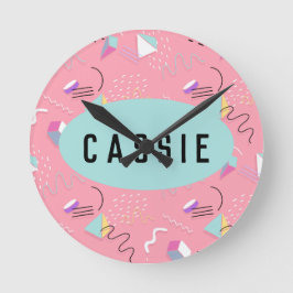 Fun Pink Throwback Graphics der 1990er Jahre Runde Wanduhr