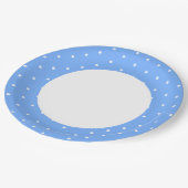 Fun Polka Dotted Light Blue Außenring auf Weiß Pappteller (Schrägansicht)