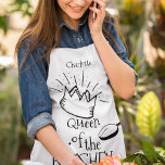 Fun Queen of the Kitchen Personalisiert Schürze<br><div class="desc">Diese lustige Schürze wird Weihnachten, Geburtstage, neue Zuhause oder andere besondere Anlässe zu einem besonderen Erlebnis machen. Die Schürze zeichnet sich durch ein einfaches Schwarz-Weiß-Design aus, das mit Ihrem Namen und dem Text "QUEEN OF THE KITCHEN" sehr einfach editiert wurde, um es mit "König, Prinz oder Prinzessin der Küche" zu...</div>