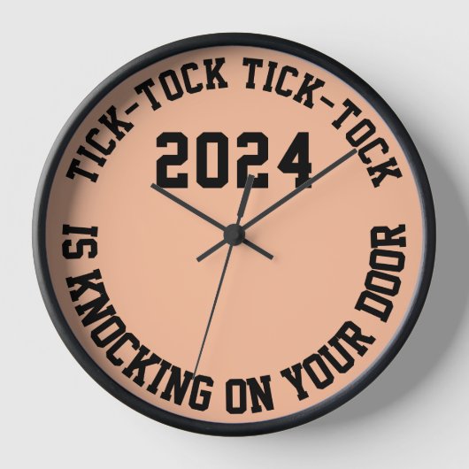 Fun Quote 2024 Neujahrsrückstand Peach Fuzz Uhr (Vorderseite)