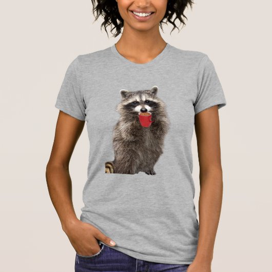 Fun Raccoon Holding Coffee Cup Tier Spaß T-Shirt (Vorderseite)