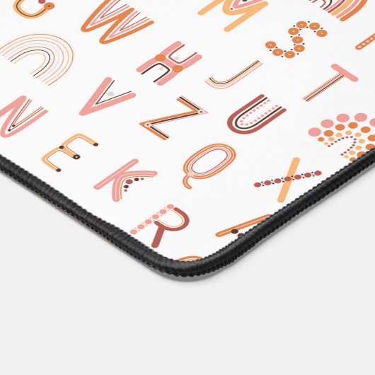 Fun Rainbow Alphabet Muster Schreibtischunterlage (Ecke)
