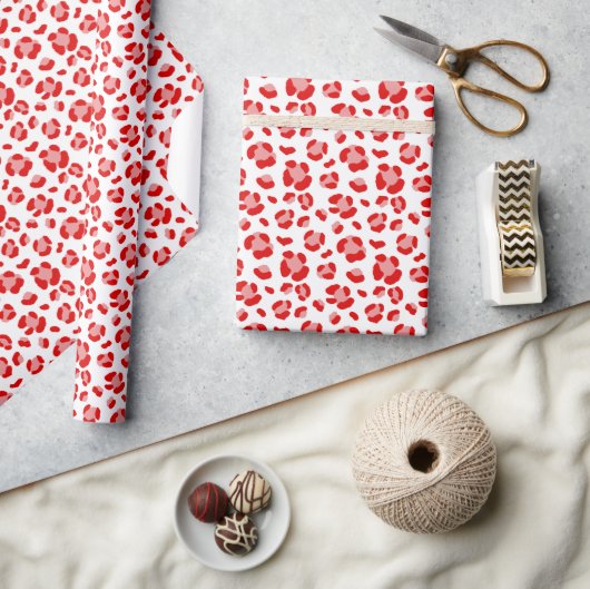 Fun Red and White Christmas Leopard Print Geschenkpapier (Kunsthandwerk)