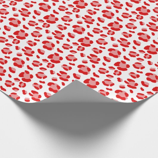 Fun Red and White Christmas Leopard Print Geschenkpapier (Ecke)