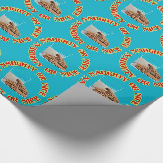 Fun Red Naughty oder Nice Milk and Cookies Gift Wr Geschenkpapier (Ecke)