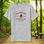 Fun Retro Custom Camping Trip Campfire Rotes Logo T-Shirt<br><div class="desc">Camp im Stil mit diesem individuellen Shirt mit einem roten Lagerfeuerlogo und Ihrem Namen. Personalisieren Sie weiter mit 3 Zeilen benutzerdefinierten Text - fügen Sie "Family Wiedersehen, Family Trip, Camping Trip, Position, Datum, etc. Perfekte Wiedersehen, Camping- oder Wanderausflüge, ein Wochenende am See oder ein Hinterhoffeuer. Klicken Sie auf das unten...</div>